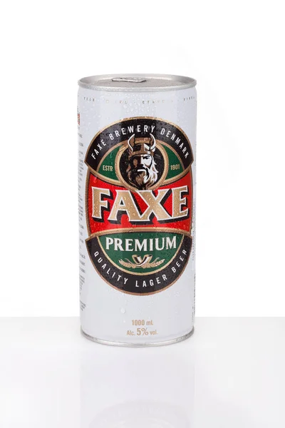 Faxe Premium es una popular cerveza elaborada por Faxe Bryggeri A / S — Foto de Stock