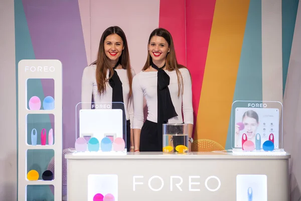 Dos azafatas presentes Foreo LUNA mini cepillos de limpieza facial —  Fotos de Stock