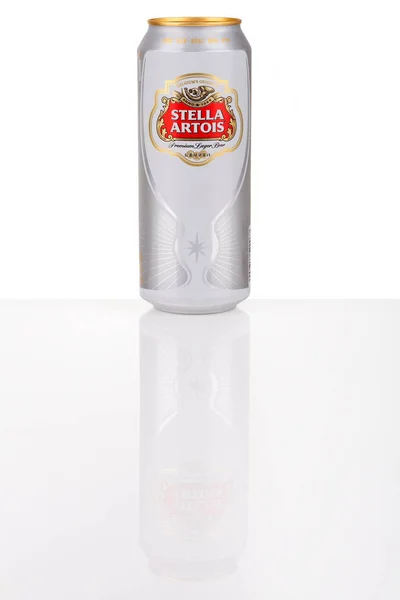 Lata de aluminio de cerveza Stella Artois sobre fondo blanco con reflejo — Foto de Stock