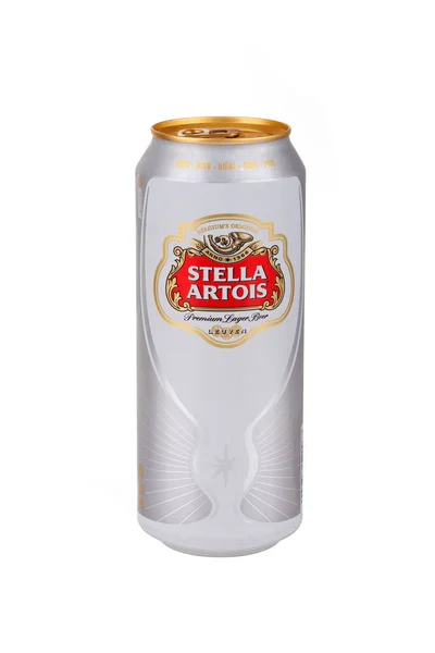 Lata de aluminio de cerveza Stella Artois aislada sobre fondo blanco — Foto de Stock