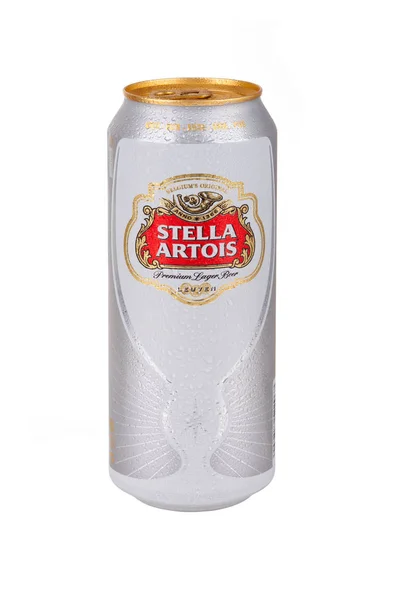 白い背景に分離されたステラ アルトワ ビールのアルミ缶 ストック写真