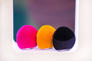 Yakın çekim görüntülemek bir Luna mini yüz temizlik fırça Foreo