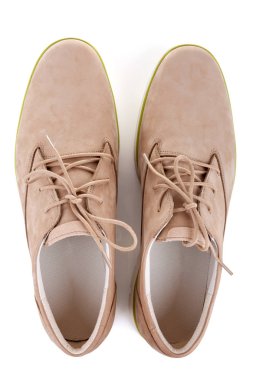 Erkek ayakkabıları beyaza izole edilmiş.