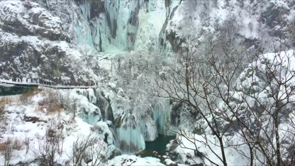 La grande cascata ghiacciata alta 80 metri al Parco Nazionale dei Laghi di Plitvice . — Video Stock