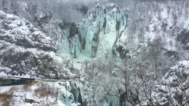 80 metre uzunluğunda yüksek donmuş büyük şelale Plitvice Gölleri Milli Parkı. — Stok video