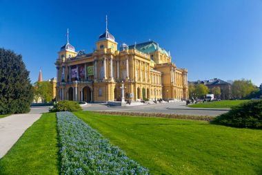 Hırvat Ulusal Tiyatrosu güneşli bir bahar