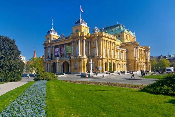 Teatro Nacional Croata em um dia ensolarado de primavera . — Fotografia de Stock