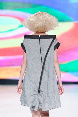 Marina tasarım kıyafetleri moda modeli