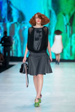 Marina tasarım kıyafetleri moda modeli