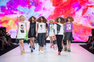 Moda modelleri Marina tasarım kıyafetler giymek