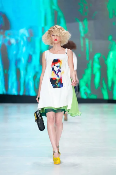 Modelo de moda vestindo roupas desenhadas por Marina Design — Fotografia de Stock