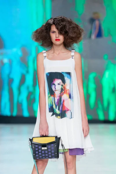 Modemodel trägt Kleidung von Marina Design entworfen — Stockfoto