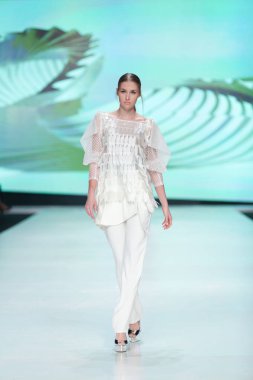 Arileo tarafından tasarlanan kıyafetleri moda modeli