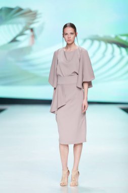 Arileo tarafından tasarlanan kıyafetleri moda modeli