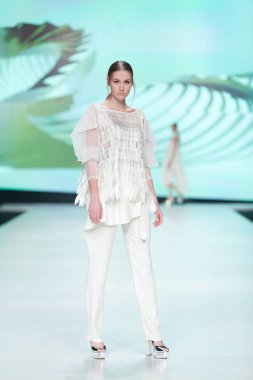 Arileo tarafından tasarlanan kıyafetleri moda modeli