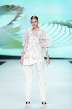 Bitemystyle tarafından Zoran Aragovic kıyafetler giyiyor manken