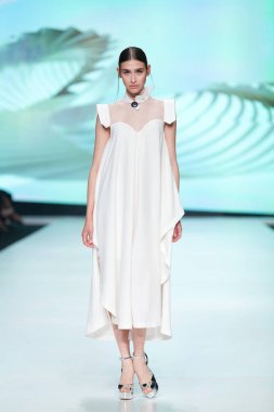 Bitemystyle tarafından Zoran Aragovic kıyafetler giyiyor manken