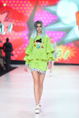 Bitemystyle tarafından Zoran Aragovic kıyafetler giyiyor manken