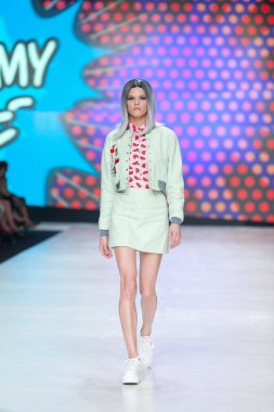 Bitemystyle tarafından Zoran Aragovic kıyafetler giyiyor manken