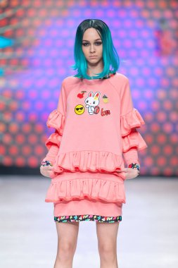 Bitemystyle tarafından Zoran Aragovic kıyafetler giyiyor manken