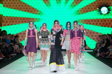 Moda modeller yalnız kıyafetlerle Zoran Aragovic tarafından Bitemystyle