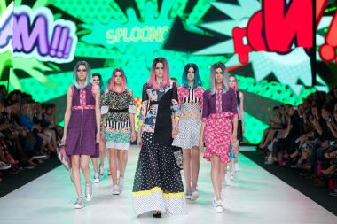 Moda modeller yalnız kıyafetlerle Zoran Aragovic tarafından Bitemystyle