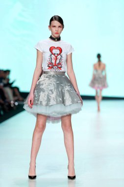 Luka Grubisic tarafından tasarlanan kıyafetleri moda modeli