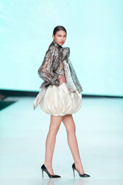 Luka Grubisic tarafından tasarlanan kıyafetleri moda modeli