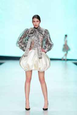 Luka Grubisic tarafından tasarlanan kıyafetleri moda modeli