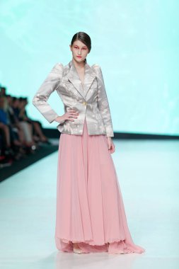 Luka Grubisic tarafından tasarlanan kıyafetleri moda modeli