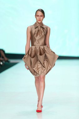 Luka Grubisic tarafından tasarlanan kıyafetleri moda modeli