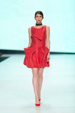 Luka Grubisic tarafından tasarlanan kıyafetleri moda modeli