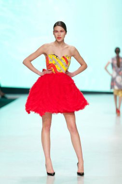 Luka Grubisic tarafından tasarlanan kıyafetleri moda modeli