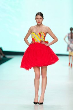 Luka Grubisic tarafından tasarlanan kıyafetleri moda modeli