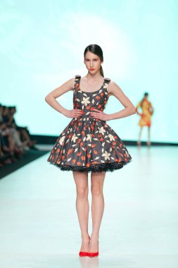 Luka Grubisic tarafından tasarlanan kıyafetleri moda modeli