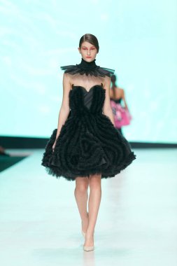 Luka Grubisic tarafından tasarlanan kıyafetleri moda modeli