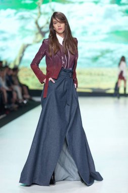 Ines Atelier tarafından tasarlanan kıyafetleri moda modeli 