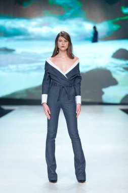 Ines Atelier tarafından tasarlanan kıyafetleri moda modeli 