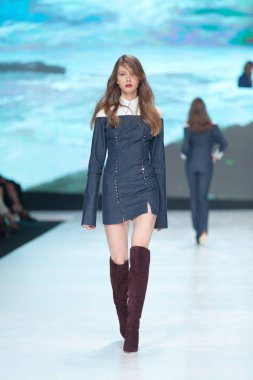 Ines Atelier tarafından tasarlanan kıyafetleri moda modeli 