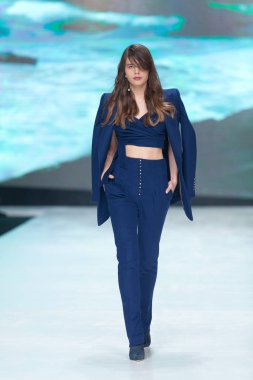 Ines Atelier tarafından tasarlanan kıyafetleri moda modeli 
