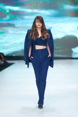 Ines Atelier tarafından tasarlanan kıyafetleri moda modeli 