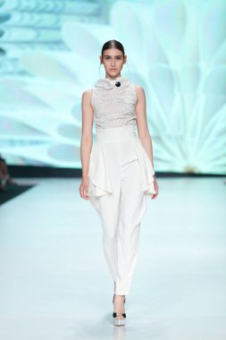 Arileo tarafından tasarlanan kıyafetleri moda modeli
