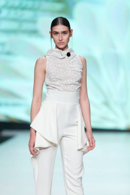 Arileo tarafından tasarlanan kıyafetleri moda modeli