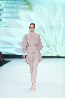 Arileo tarafından tasarlanan kıyafetleri moda modeli