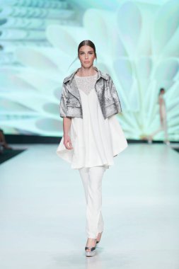 Arileo tarafından tasarlanan kıyafetleri moda modeli