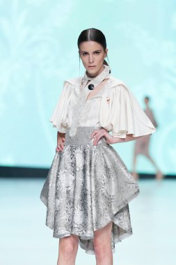 Arileo tarafından tasarlanan kıyafetleri moda modeli