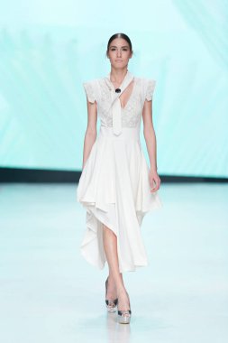 Arileo tarafından tasarlanan kıyafetleri moda modeli