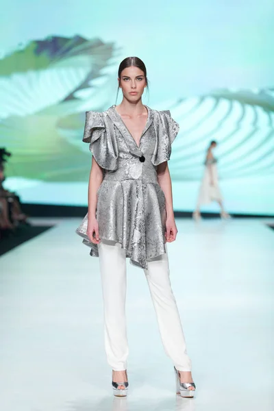 Mode-Model trägt Kleidung von arileo entworfen — Stockfoto