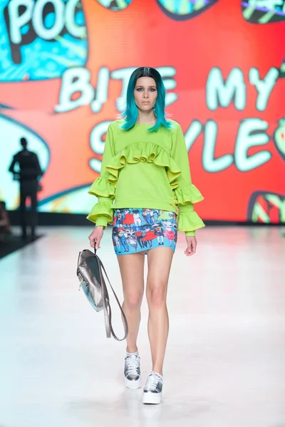 Mode-Model trägt Kleidung bitemystyle von Zoran Aragovic — Stockfoto