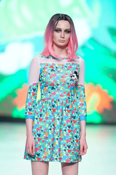Mode-Model trägt Kleidung bitemystyle von Zoran Aragovic — Stockfoto